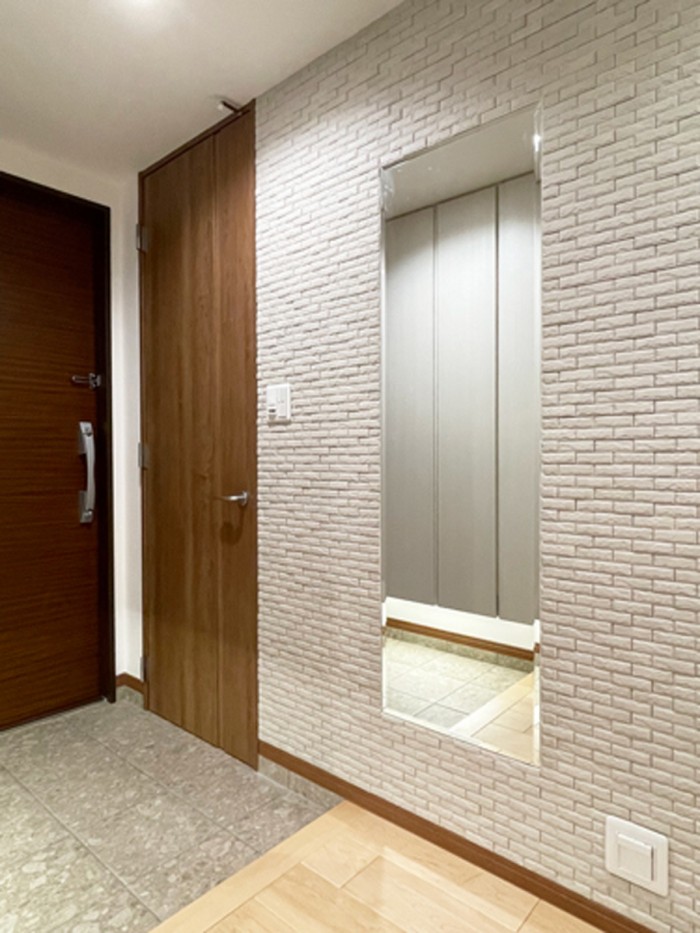 こだわりのクロスとタイルでスタイリッシュで落ち着いた雰囲気に　港区I様邸